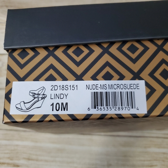 Charles David Nude Wedge Heels 10 - Picture 6 of 6